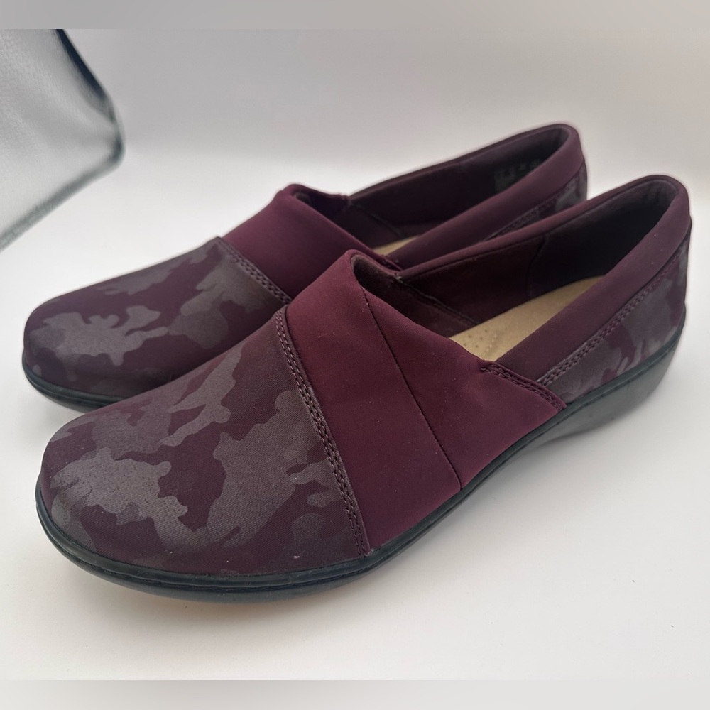 Clarks Slip-On Shoes Women’s 8.5 Burgundy Camo Comfort Flats NEW No Box